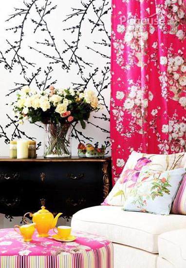 印花窗簾打造繽紛客廳