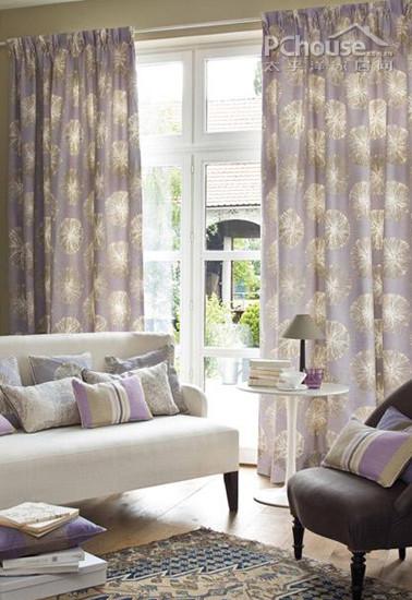 印花窗簾打造繽紛客廳