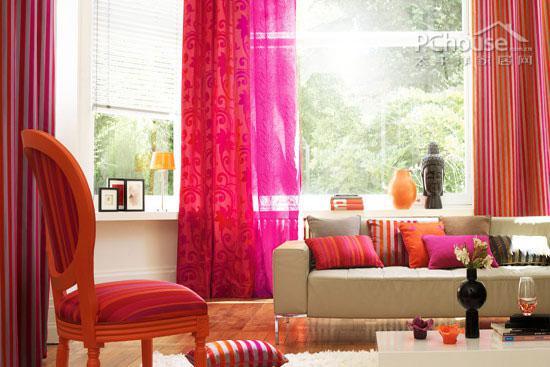 印花窗簾打造繽紛客廳