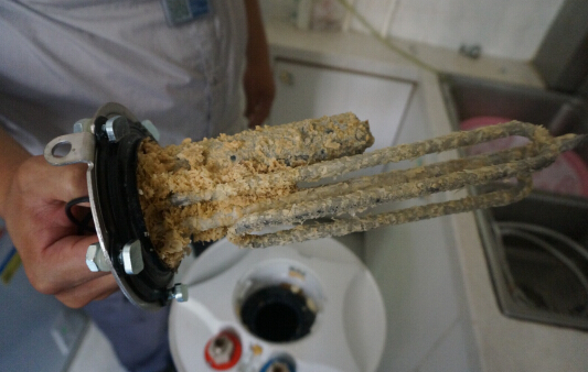 (圖為用了8年的電熱水器內膽中的污垢)