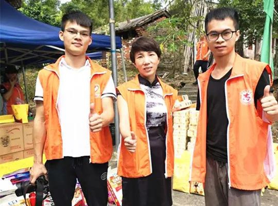 迎中秋送愛心 漢的電氣代表探訪麻風病康復老人